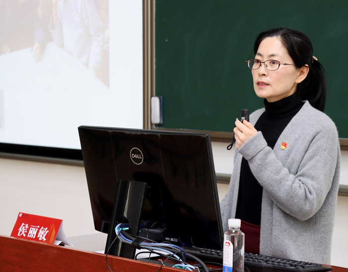 1684400395964021821.jpg 侯老师讲党课1_副本.jpg