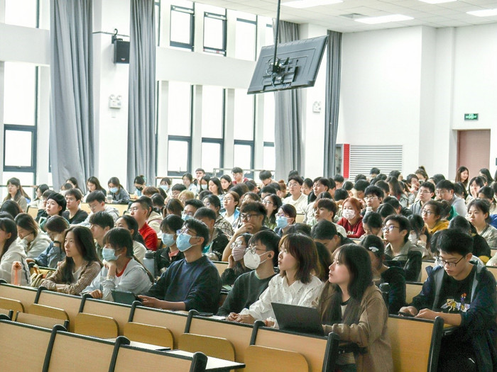 1684400416813037542.jpg 侯老师讲党课2_副本.jpg